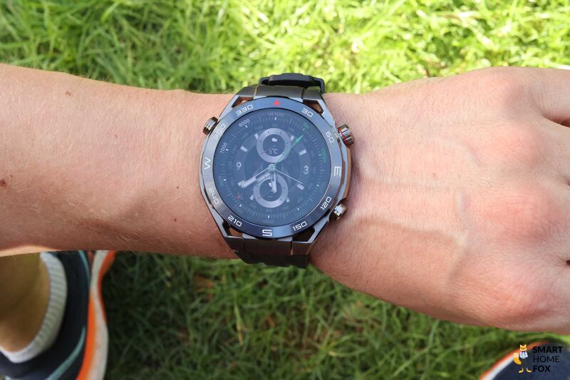 Man sieht das Watchface der Huawei Watch Ultimate.